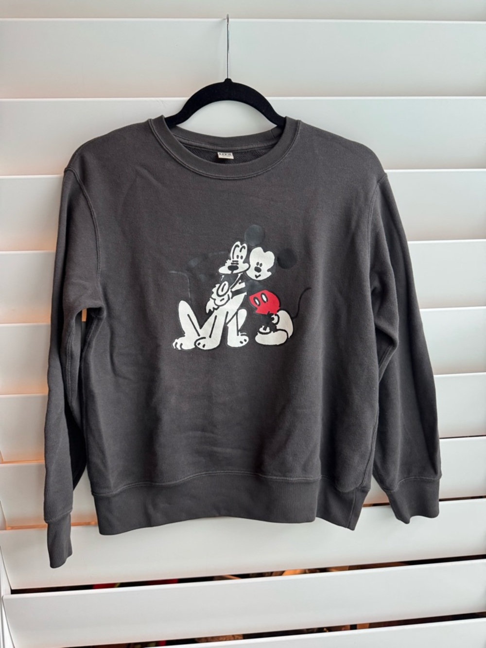 Uniqlo Disney Mickey & Pluto Crewneck kids sweatshirt size 11/12